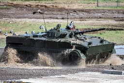 Раскрыто число поступивших на вооружение ЦВО современных БМП и БТР в 2024 году