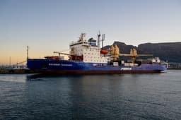 Дизель-электроход «Василий Головнин» отправился в новую антарктическую экспедицию