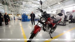 В Белоруссии выпустили новую модель легендарного «Минска»: его подарили Лукашенко