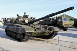 Танк Т-72 выдержал более 20 попаданий FPV-дронов: вот что «царь-мангал» животворящий делает