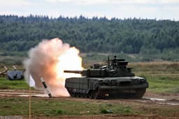 «Немного пошатнулся»: российский танк Т-80БВМ выдержал прямое попадание ПТУР