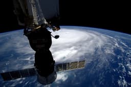 В космосе не до санкций: космонавты Артемьев и Платонов полетят на Crew Dragon