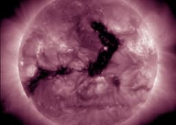 Корональная дыра на Солнце вновь угрожает Земле: ожидается усиление солнечного ветра