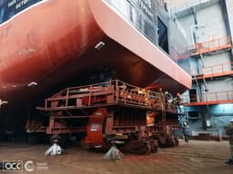 Специалисты завода «Красное Сормово» установили винторулевые колонки на строящийся сузогруз 