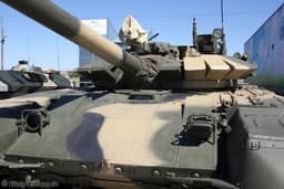 Танк Т-72Б3М с необычной «скелетной» защитой кормы башни засветился на видео