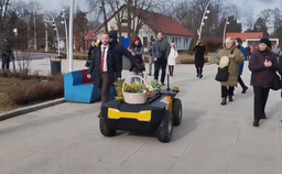 Роботы поздравляют женщин с 8 Марта на ВДНХ