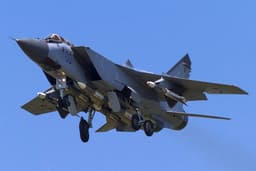 Истребитель МиГ-31 обогнал американский стратегический бомбардировщик B-1 Lancer: уникальные кадры