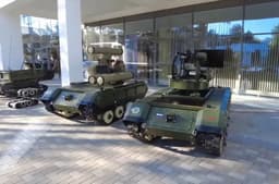 Доставка в любую точку: Минобороны показало кадры уничтожения блиндажей наземными роботами-камикадзе