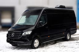 Бронированный автобус представительского класса собрали в России. На крыше — защита от дронов, внутри — холодильник и туалет