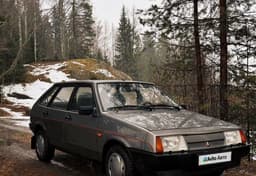 Stood in the garage for 13 years: A rare re-export "Niva" from 1993 is being sold in St. Petersburg