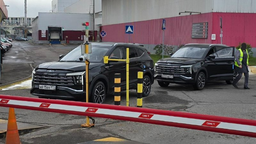 «Москвич 8» выходит на дороги: кроссоверы в черном цвете показали «живьем»