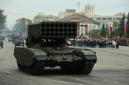 «Летающие» танки Т-80БВМ и ТОС-1А «Солнцепёк» показали на параде Победы в Омске