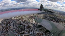 Истребители Су-30СМ и МиГ-29 исполнили «Кубинский бриллиант» над Красной площадью: эпичные кадры