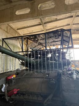 Танки Т-90М начали оснащать двухярусными «мангалами»: переосмысление назначения десанта