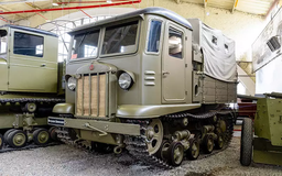 Самый массовый тягач Красной Армии с минометом «Катюша» восстановили до идеального состояния