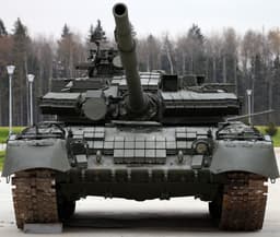 Российский танк Т-80БВ выдержал 25 попаданий дронов-камикадзе и артобстрел