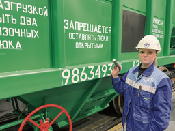 Производство фитинговых платформ, думпкаров и крытых вагонов возобновят на заводе в Тихвине