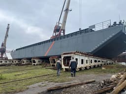 Пятую баржу проекта RBD4608 спустили на воду на Чкаловской судоверфи в Вологодской области