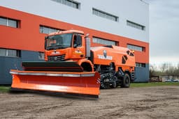 Новая аэродромная УДК-АЭРО на базе КАМАЗ-5399: уборка, мойка и реагенты — всё в одной машине