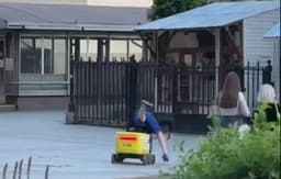 Техника мстит: робот-доставщик скинул наездника у бизнес-центра в Москве