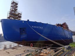 Backup diesel generators loaded onto the nuclear icebreaker "Chukotka"