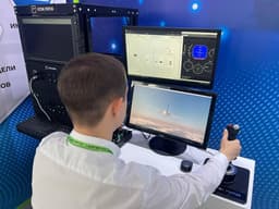 Первый российский пилотажный стенд для имитации полёта на SJ-100 и МС-21 представили на ЦИПР-2025