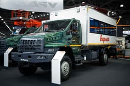 Новый Урал-80 4×4: автозавод «Урал» представил вахтовый автобус и автоподъемник на COMvex-2025