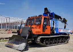 Гусеничную машину СЭМ-4 с установкой «три в одном» представил «Алтайлесмаш»: бурит, поднимает, доставляет