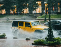 Осторожнее на дорогах: автожурналист Кадаков рассказал, как избежать аквапланирования