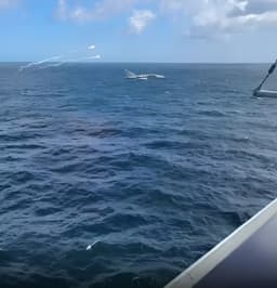 Российский Су-24 подразнил американский боевой корабль: уникальные кадры 