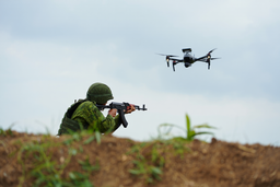 Уникальные дробовые спецпатроны превратили автомат Калашникова в убийцу дронов