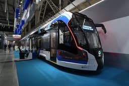 Скоростной трамвай модели 71-952 «Воевода» длиной 37,5 метров представили на выставке «ИННОПРОМ-2025»