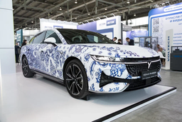 Гибрид Voyah Passion EVR в стиле гжель представили на выставке «Иннопром-2025»