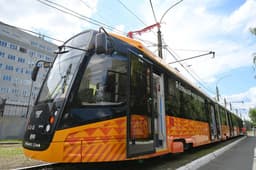 Самый длинный трамвай в России 71-665 не влезает на остановки Екатеринбурга