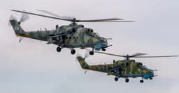 Вертолеты Ми-24 и Ми-8 управляемыми ракетами уничтожили наземную технику условного противника в Калининградской области 