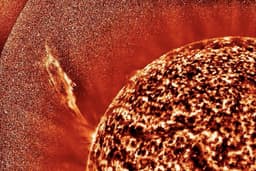 Солнце выбросило два гигантских протуберанца длиной около миллиона километров