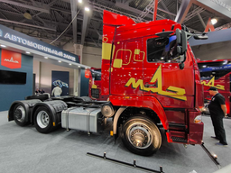 Новый седельный тягач МАЗ-64102L представлен на выставке в Москве