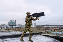 Засечь, запеленговать и подавить: белорусское «КБ Радар» разработало ружьё для борьбы с мультикоптерами «Гроза-Р5»