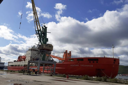 R/V "Akademik Tryoshnikov" is preparing to go to the North Pole