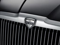 Продажи новых автомобилей Aurus в России снизились почти в три раза