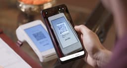 Оплата покупок без наличных и карты: Сбер запустил сервис для путешественников в Индии