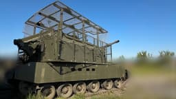 Defence blog showed a makeshift modification of the 152-mm self-propelled howitzer 2S19M2 "Msta-S"