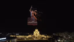 В небе Салехарда в честь 80-летия Победы зажгли огни масштабным шоу дронов