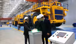 Обновили за счёт российского кредита: на БелАЗе запустили модернизированный конвейер по сборке карьерных самосвалов