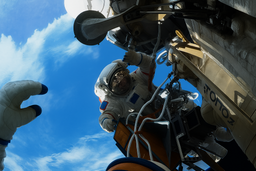 За бортом: Роскосмос показал кадры семичасовой работы космонавтов в открытом космосе в одном ролике