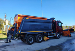 Комбинированную дорожную машину на основе самосвала «Валдай 33» представили российские компании