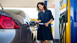 Хитрые водители перестали глушить мотор на АЗС — заправщик объяснил фишку