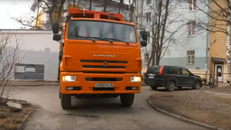 Un compacto KamAZ de dos ejes se convirtió en un camión de basura maniobrable para patios estrechos