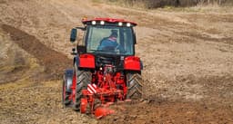 MZSH presenta un nuevo arado transformador: se pliega y carga las ruedas delanteras del tractor