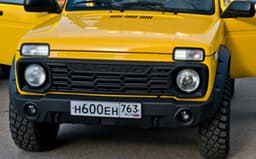 Para la Niva Bronto desarrollaron un nuevo kit de carroceria de plastico y retiraron el logotipo de Lada